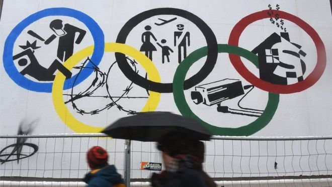 Người dân Hamburg phản đối bằng cách châm biếm biểu tượng Olympic - Ảnh: EPA