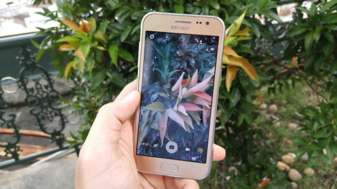 Samsung Galaxy J2 có camera sau 5MP tự động lấy nét - Ảnh: Phong Vân