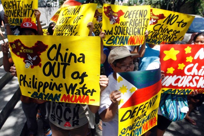 Người dân Philippines trong lần biểu tình trước Lãnh sự quán Trung Quốc ở thủ đô Manila - Ảnh: Reuters