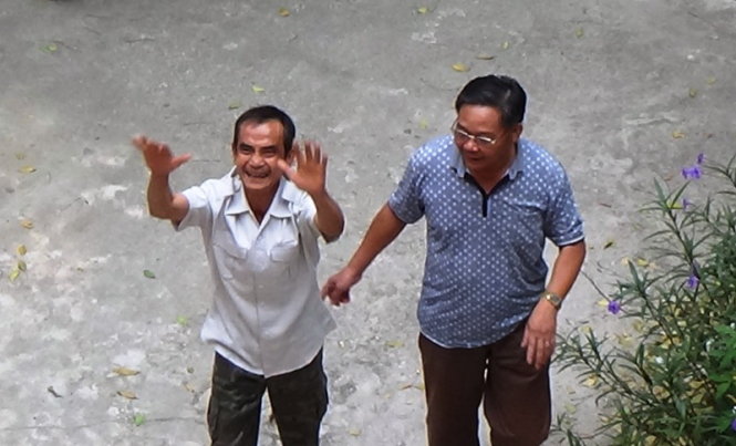 Ông Huỳnh Văn Nén (trái) vui mừng trong sáng 28-11 khi nhận quyết định đình chỉ điều tra bị can đối với ông - Ảnh: NG.Nam