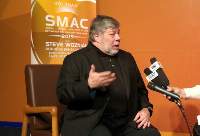 Cựu lãnh đạo, đồng sáng lập Apple ông Steve Wozniak trả lời báo chí tại Hội thảo S.M.A.C 2015 do MobiFone tổ chức ngày 2-12 (TP.HCM) - Ảnh: Thanh Trực