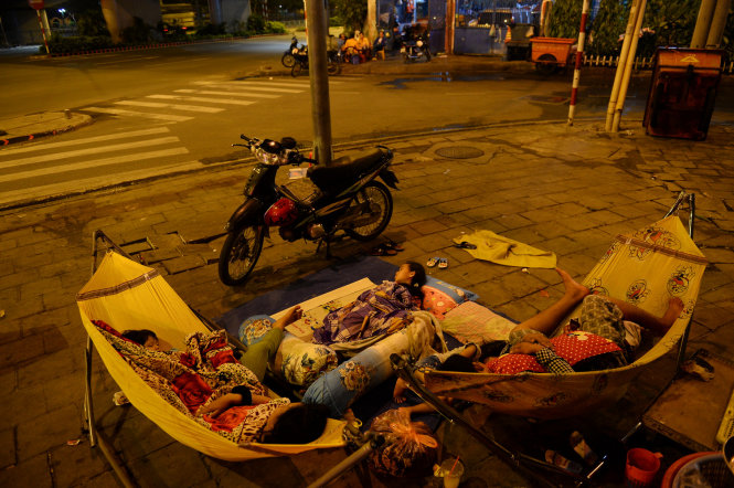 Sau hoả hoạn gia đình này tay trắng phải ra ngủ ngoài đường - Ảnh: Thuận Thắng