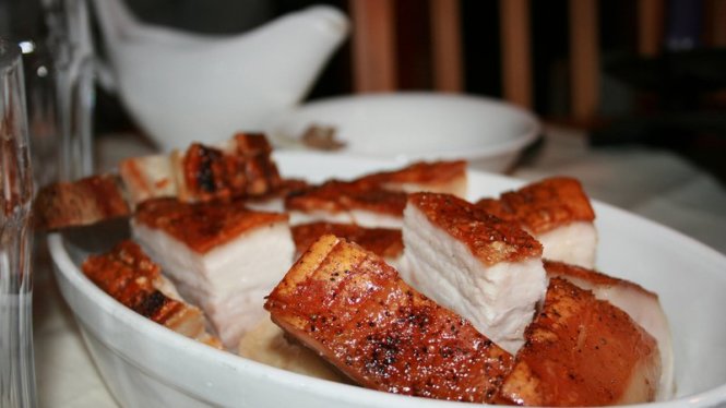 Món thịt lợn quay truyền thống của Na Uy trong dịp giáng sinh
