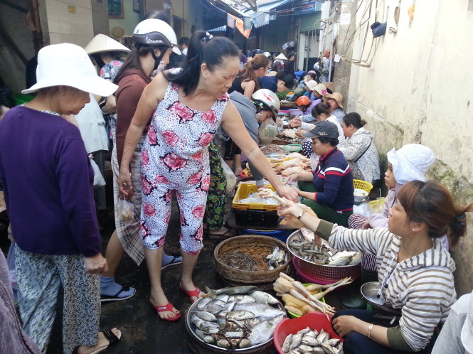 Người dân buôn bán tự phát ở hẻm 81 Phan Kế Bính, sát hông chợ Đống Đa - Ảnh: Phan Thành