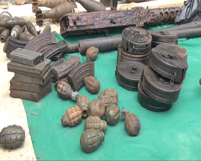 Hàng trăm vũ khí, đạn dược mà ông Hiền bàn giao cho cơ quan công an - Ảnh: CTV