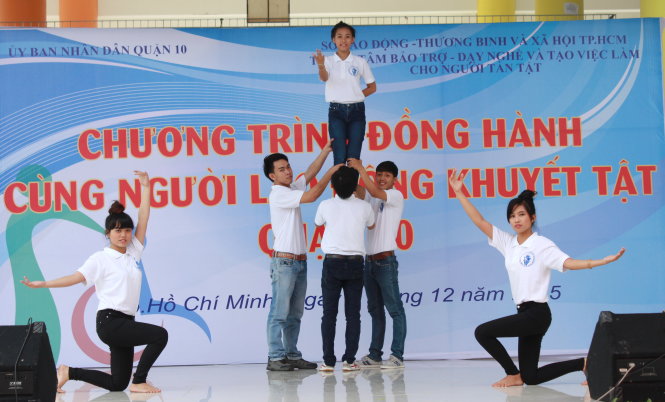 Các bạn khuyết tật biểu diễn văn nghệ tại chương trình - Ảnh: Q.L.