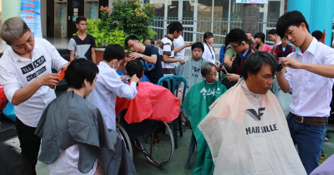 Gian hàng cắt tóc miễn phí không kịp phục vụ những khách hàng là người khuyết tật đến với chương trình - Ảnh: Q.L.