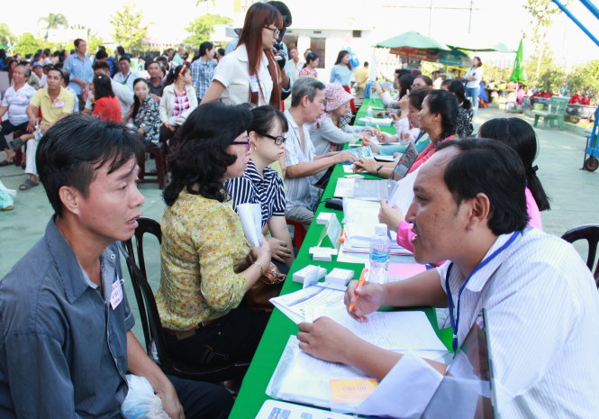 Người lao động khuyết tật, thân nhân được tư vấn học bổ túc văn hóa, học nghề, pháp luật tại chương trình - Ảnh: Q.L.
