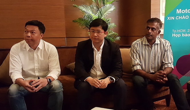 Ban giám đốc Lenovo Mobile khu vực châu Á - Thái Bình Dương (APAC) với ông Dillon Ye, Phó chủ tịch Lenovo kiêm Tổng Giám Đốc Lenovo Mobile khu vực châu Á Thái Bình Dương (giữa) trả lời phỏng vấn trong buổi họp báo tại Việt Nam tháng 11-2015 - Ảnh: Thanh Trực