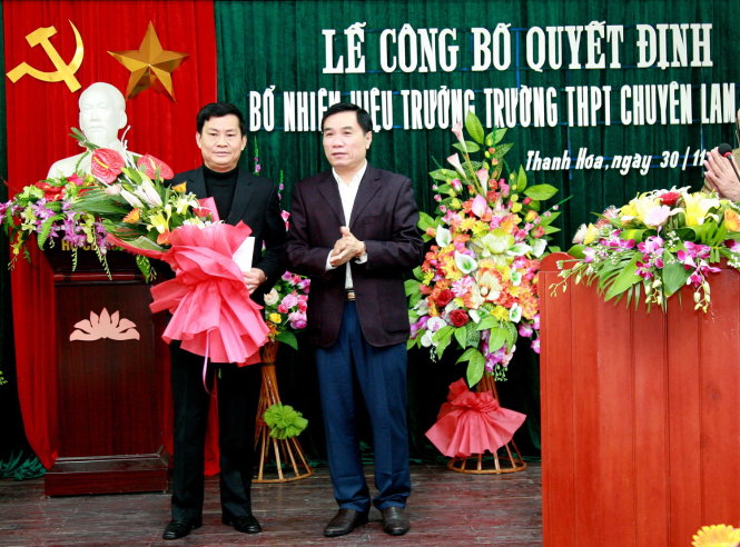 Phó chủ tịch UBND tỉnh Thanh Hóa Phạm Đăng Quyền trao quyết định bổ nhiệm hiệu trưởng Trường THPT chuyên Lam Sơn cho ông Chu Anh Tuấn (bìa trái ảnh) - Ảnh: Hà Đồng