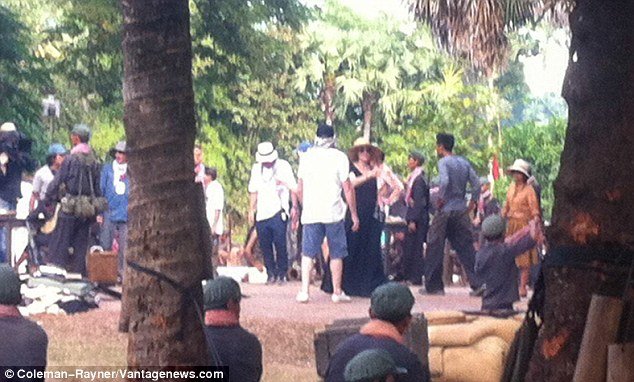 Angelina ở Campuchia. Ảnh: Daily Mail