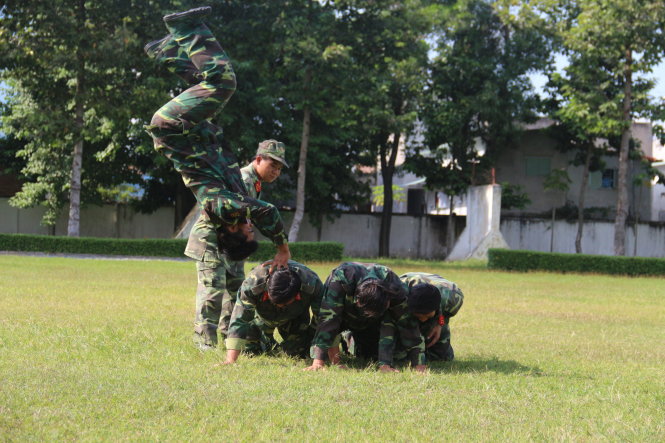 Lính trinh sát đặc nhiệm tập luyện bài “bật giá” - Ảnh: M.Phượng