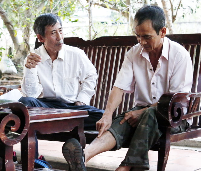 Ông Huỳnh Văn Nén (phải) kể cho ông Nguyễn Thận nghe chuyện ông bị đánh trong quá trình làm việc với điều tra viên - Ảnh: M.Vinh