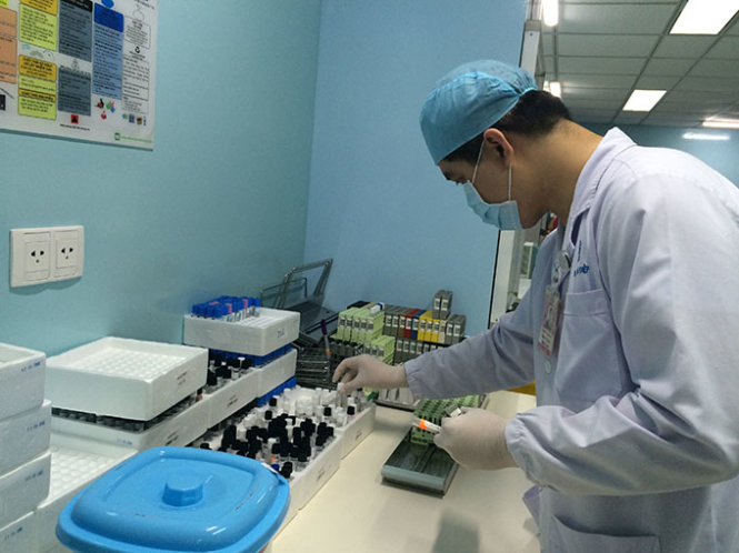 Chuẩn bị mẫu bệnh phẩm trước khi đưa đi xét nghiệm tại khoa xét nghiệm Bệnh viện Đại học Y Dược TP.HCM - Ảnh: L.TH.H