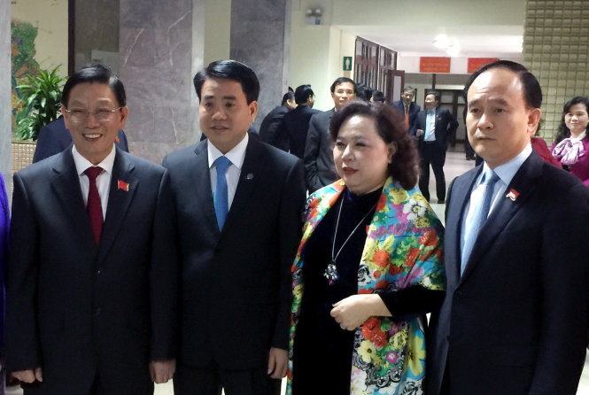 Ông Nguyễn Thế Thảo, Chủ tịch UBND thành phố Hà Nội nhiệm kỳ 2011-2016 (thứ nhất từ bên trái) chụp hình cùng tân Chủ tịch UBND thành phố Nguyễn Đức Chung (thứ hai từ bên trái) và Chủ tịch HĐND thành phố Nguyễn Thị Bích Ngọc  (thứ ba từ bên trái)