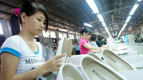 Sản xuất giày tại một công ty - Ảnh: Thanh Đạm