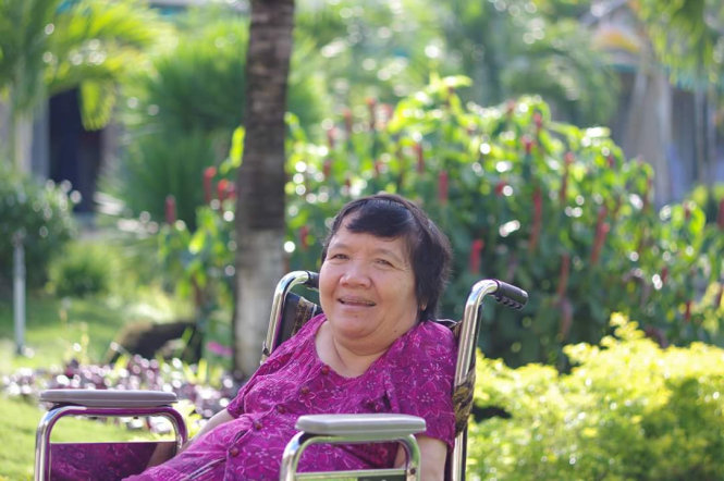 Bà Phạm Thị Ngọc (57 tuổi, quê TP Tam Kỳ, Quảng Nam), nói: “Hồi chiến tranh tôi ở gần đồn lính Mỹ. Một ngày, pháo kích lạc vào nhà, tôi bị liệt cả tay chân. Giờ chỉ ngồi một chỗ. Niềm vui của tôi là hằng ngày nói chuyện với trẻ con. Nói chuyện với con nít vui lắm.”