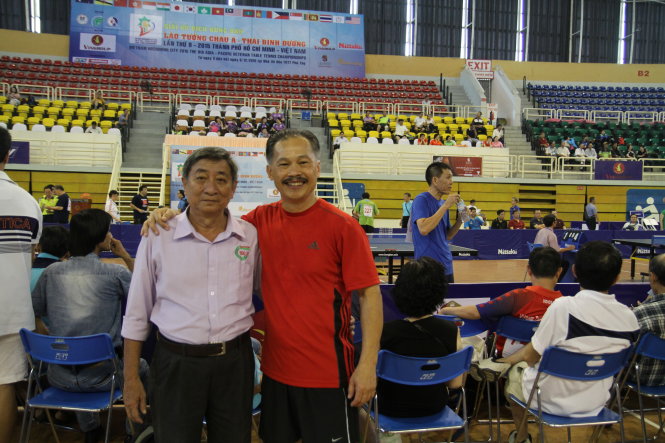 Ông Vương Ngọc Sơn (trái) và đồng đội cũ Phan Đình Tùng - Ảnh: H.Đ.
