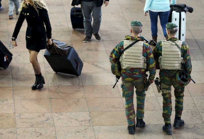 Binh lính Bỉ tuần tra tại sân bay quốc tế gần Brussels - Ảnh: Reuters