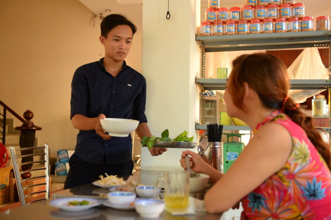 Trần Thanh Lâm, sinh viên năm 1 Trường cao đẳng Kỹ thuật Cao Thắng, làm thêm cho một quán ăn ở khu Trung Sơn, huyện Bình Chánh, TP.HCM. Đây cũng là lựa chọn đáng trân trọng của những bạn trẻ biết quý trọng thời gian - Ảnh: Hữu Khoa