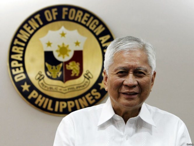 Ngoại trưởng Philippines  Albert Del Rosario đang dẫn đầu phiên tòa chống Trung Quốc ở The Hague - Ảnh: Reuters
