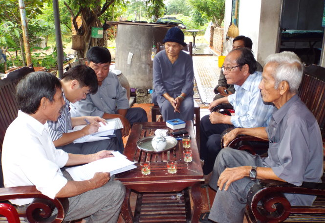 Ông Nguyễn Thận cùng luật sư Trần Vũ Hải (thứ hai từ trái qua) gặp những người liên quan để bàn hướng kêu oan cho Huỳnh Văn Nén - Ảnh tư liệu