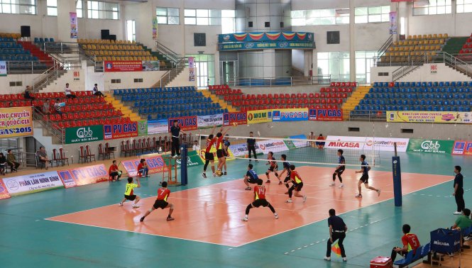 Nhà thi đấu Việt Trì trống vắng khán giả trong trận đấu giữa hai đội Bến Tre và Long An ở vòng 1 Giải bóng chuyền VĐQG 2015 - Ảnh: Nam Khánh