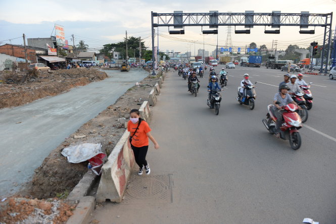 Xa lộ Hà Nội đoạn qua P.Phước Long A (Q.9, TP.HCM) quá hẹp trong khi việc thi công mở rộng cứ ì ạch, kéo dài  - Ảnh: Hữu Khoa