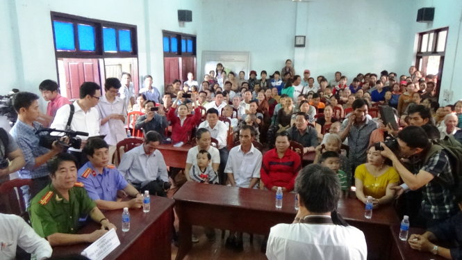 Người dân đến chật kín hội trường, đứng tràn ra hành lang trong buổi xin lỗi ông Huỳnh Văn Nén  - Ảnh: Nguyễn Nam