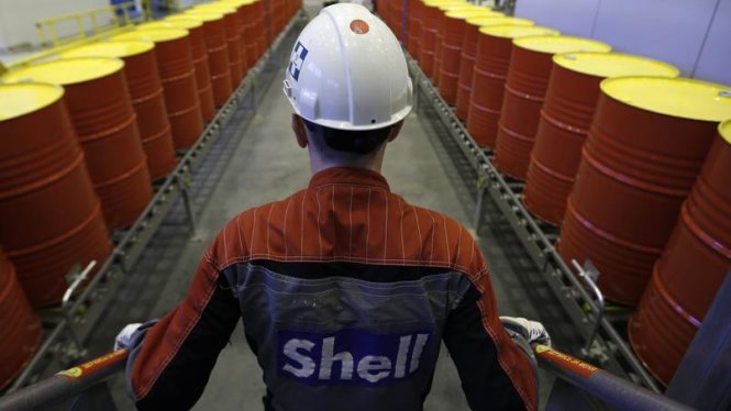 Các tập đoàn xăng dầu lớn như Shell cũng đang giảm quy mô - Ảnh: Reuters