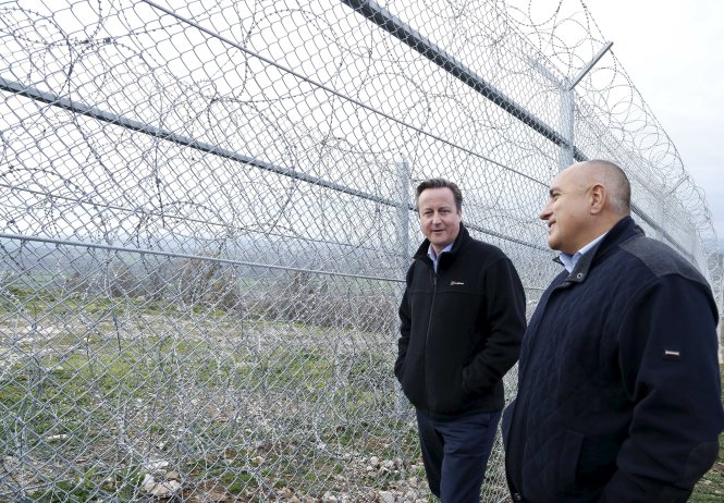 Thủ tướng Anh David Cameron (trái) và Thủ tướng Bulgaria Boiko Borisov thăm một hàng rào dọc  biên giới Bulgaria - Thổ Nhĩ Kỳ ngày 4-12 - Ảnh: Reuters