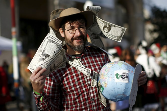 Nhà hoạt động môi trường tham gia biểu tình ở Montreuil, gần Paris ngày 5-12 - Ảnh: Reuters