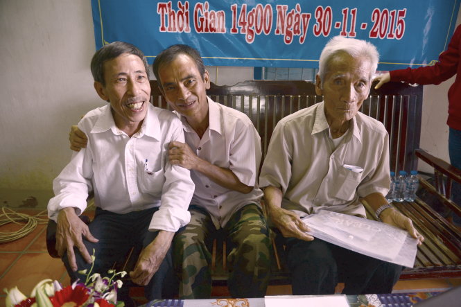 Ông Huỳnh Văn Nén ngồi giữa cha và ông Nguyễn Thận, hai người đã có công trong 17 năm đi kêu oan cho ông - Ảnh: Quang Định