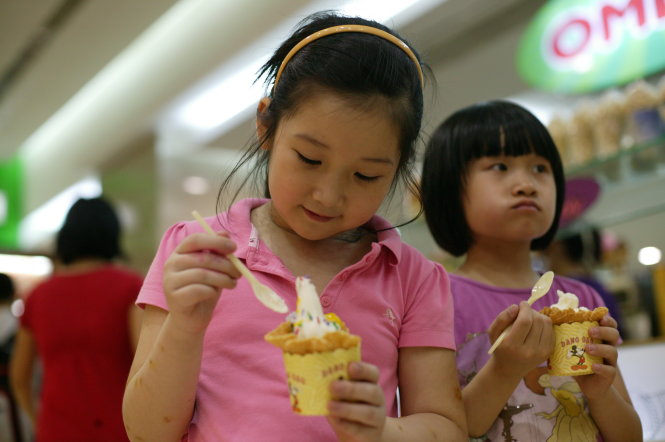 Nhiều phụ huynh cho rằng trẻ ăn uống lạnh dễ gây viêm amiđan - Ảnh: Hoài Linh