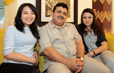 Đại sứ Palestine tại Việt Nam Saadi Salama cùng hai con gái Ảnh: tư liệu báo Tuổi Trẻ