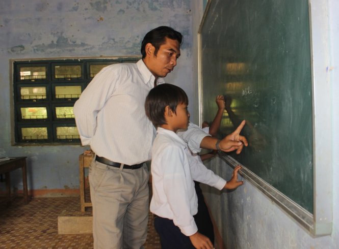 Thầy giáo Nguyễn Đức Trường 15 năm miệt mài gieo chữ cho đồng bào Giẻ Triêng - Ảnh: Thanh Ba
