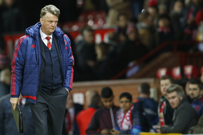Ông Van Gaal đang bị các CĐV nhà chỉ trích dữ dội - Ảnh: Reuters