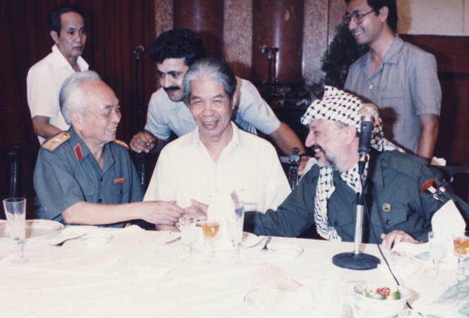 Ông Saadi Salama phiên dịch cho chủ tịch Yasser Arafat trong cuộc gặp tổng bí thư Đỗ Mười và đại tướng Võ Nguyên Giáp - Ảnh tư liệu
