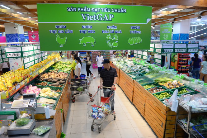 Người dân chọn mua rau củ sạch được bày bán tại siêu thị Co.op Mart Lý Thường Kiệt, Q.10, TP.HCM - Ảnh: Hữu Khoa