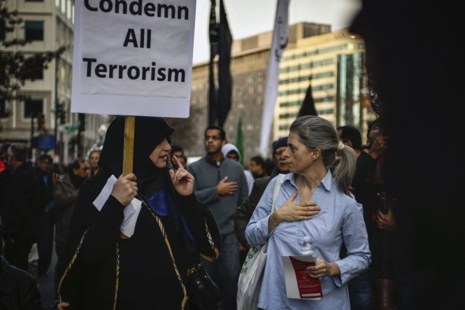 Người Hồi giáo dòng Shiite ở Mỹ tuần hành đến trước Nhà Trắng tối 6-12 để tuyên bố chống lại khủng bố và IS khi Tổng thống Obama có bài phát biểu                  - Ảnh: Reuters