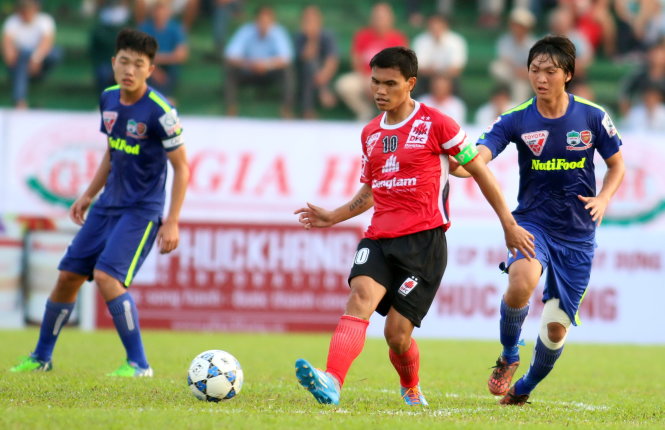 Màu áo ĐTLA sẽ không còn trên người Tài Em (giữa) ở V-League 2016 - Ảnh: N.K.