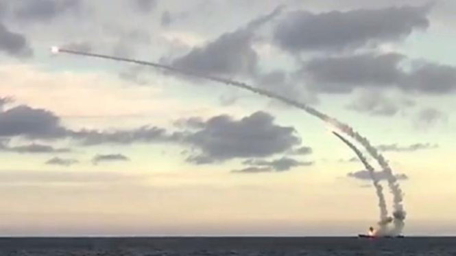 Tàu chiến Nga tại biển Caspian phóng tên lửa hành trình nhắm đến các mục tiêu IS tại Syria Ảnh: AFP