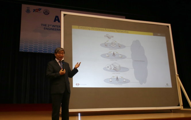GS Choong Seon Hong, Trường ĐH Kyung Hee (Hàn Quốc),  trình bày tham luận tại hội nghị - Ảnh: NHƯ HÙNG