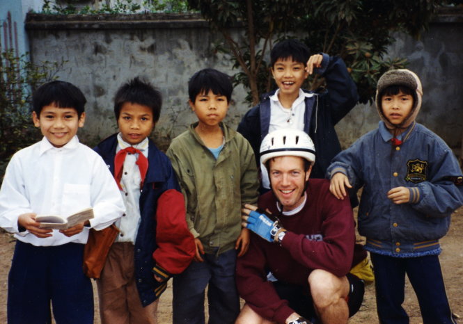 Ted Osius chụp ảnh chung với những đứa trẻ VN cách đây gần 20 năm khi ông đạp xe xuyên Việt - Ảnh: tư liệu ĐSQ Mỹ