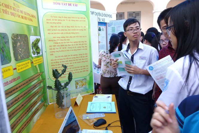 Đề tài “Sử dụng chiết xuất mủ xương rồng để tiêu diệt ốc bươu vàng” của học sinh Trường THPT Trần Văn Giàu, Q.Bình Thạnh (TP.HCM)  thu hút nhiều sự quan tâm của khách tham quan trong hội thi KHKT TP.HCM năm 2014-2015 - Ảnh: Như Hùng