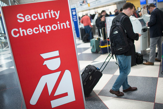 Điểm kiểm tra an ninh với du khách ở phi trường Chicago O’Hare của Mỹ - Ảnh: AFP