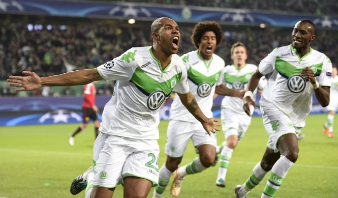Naldo (bìa trái) vui mừng cùng đồng đội sau khi ghi bàn cho Wolfsburg - Ảnh: Reuters