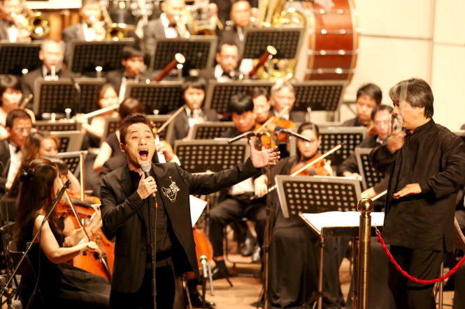 Ca sĩ Tùng Dương hát Chiếc khăn piêu trong đêm hòa nhạc tại Nhà hát TP.HCM tối 11-8-2014  - Ảnh: Gia Tiến