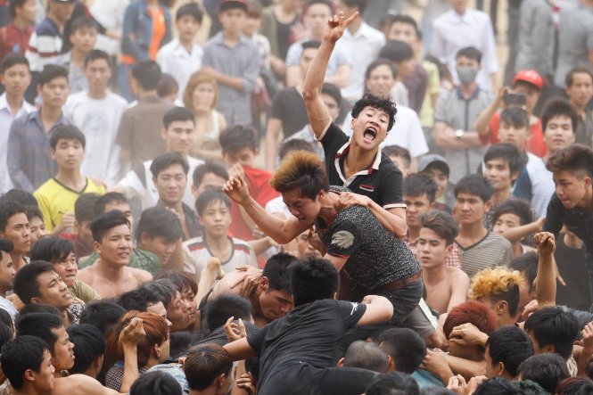 Hàng trăm thanh niên giẫm đạp lên nhau để tranh giành một quả phết tại lễ hội phết Hiền Quan (Phú Thọ) năm 2015 - Ảnh: Nguyễn Khánh