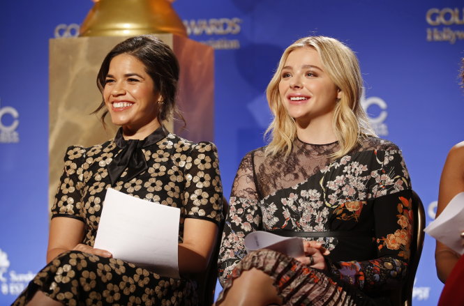 Các nữ diễn viên America Ferrera (trái) và Chloe Grace Moretz tươi cười khi công bố đề cử Quả cầu vàng - Ảnh: Reuters